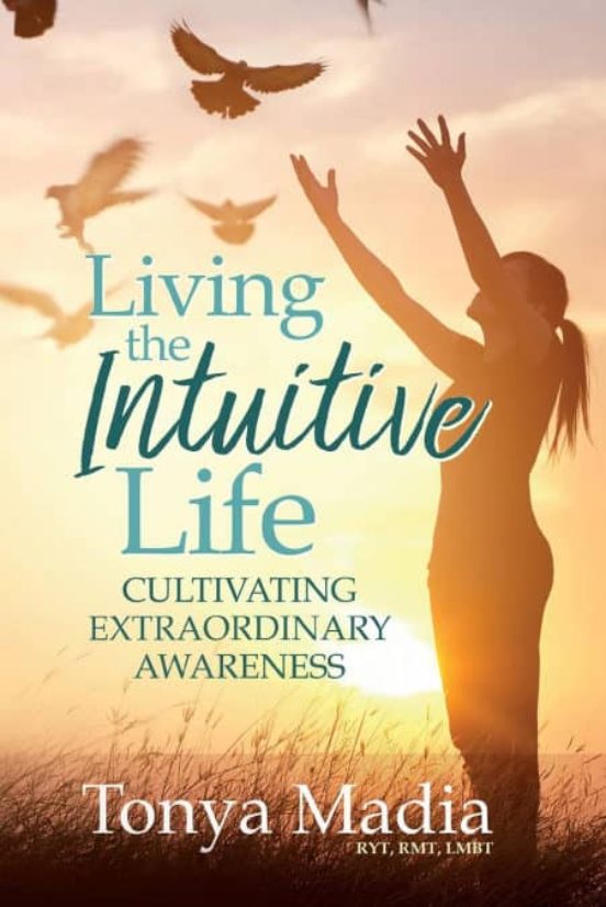 Portada de living the intuitive life